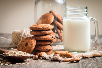 Chocolate chip cookies with milk