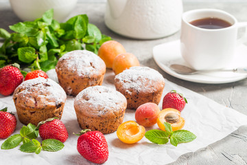 Muffins with fresh strawberries and apricots