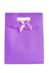 Bolsa violeta con lazo sobre fondo blanco aislado. Vista de frente