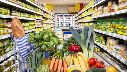 Einkaufswagen mit gesunden Lebensmitteln im Supermarkt - obrazy, fototapety, plakaty
