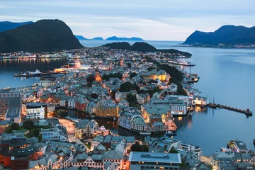 Crédence de cuisine en verre imprimé Europe centrale Beautiful super wide-angle summer aerial view of Alesund, Norway, with skyline and scenery beyond the city, seen from the observation deck of Aksla mountain