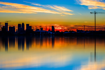 Fototapeta premium Silhouette of Canary Wharf, financial district of London at sunset