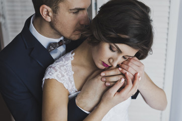 The bride pressed her cheek to the male hands 6501.
