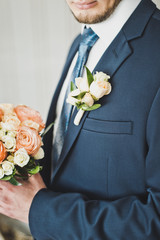 Young man holding a bouquet of roses 6532.