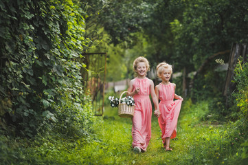 Fototapeta premium The kids in long pink gowns walking down the garden alley 6584.