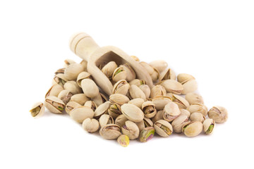 Un cucchiaio di legno con dei pistacchi