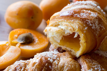 Cornetti alla marmellata di albicocche