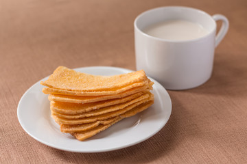 Sliced crispy bread in white ceramic dish.