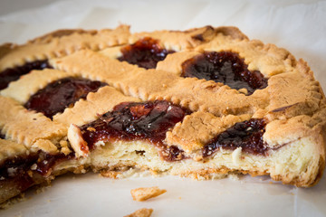 Torta crostata alla marmellata di fragole 