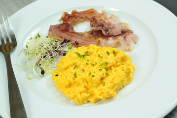 oeufs brouillés et bacon 12092016