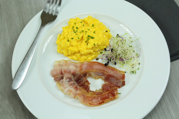 oeufs brouillés et bacon 12092016