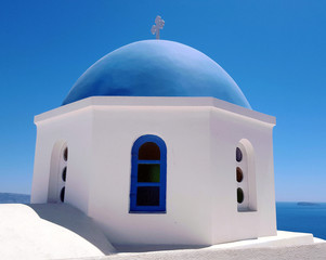 Fototapeta na wymiar Santorini famous church, Oia village, Greece