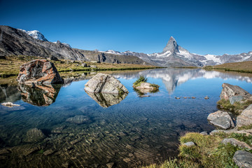 Obraz premium Stellisee - beautiful lake with reflection of Matterhorn - Zermatt, Switzerland