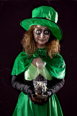 Leprechaun mit Lampe in der Hand, schwarzer Hintergrund
