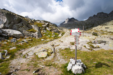 Segnavia sui sentieri dolomitici nel gruppo Adamello Brenta