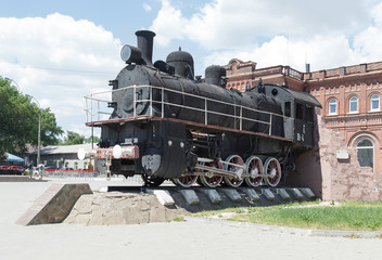 Obraz premium Памятник Старый паровоз ЮП 4504 на площади Восстания. Таганрог, Россия