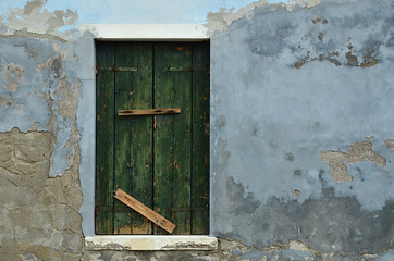 Fensterladen in Hauswand