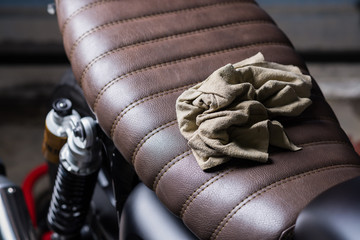 Obraz premium Seria detali motocykli: Tkanina irchowa na siedzeniu motocykla w stylu vintage