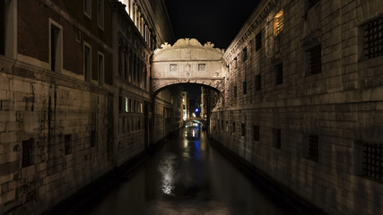 Fototapeta na wymiar Ponte dei Sospiri di notte