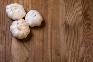 gralic cloves on a wooden background