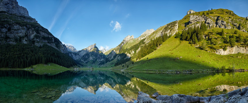 Fototapeta Panoramafoto Seealpsee, mit Rossmad und Säntis, Spiegelungen der Berge im Bergsee