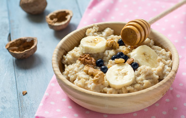 Oatmeal with bananas and walnuts