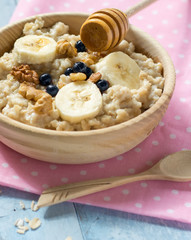 Oatmeal with bananas, blueberries and walnuts