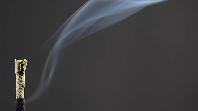 Fuma&ccedil;a de incenso.