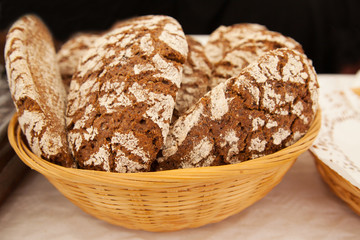 handgemachtes Roggenbrot in einem Brotkorb