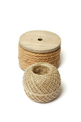 Bindfaden auf weißem Untergrund