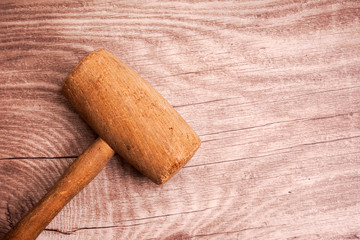 Hammer auf einem Holzbrett