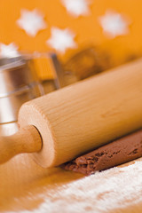 Weihnachtsbäckerei, Nudelholz mit Teig