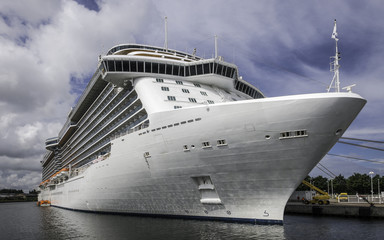 Kreuzfahrtschiff, Warnem&uuml;nde