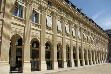 Fototapeta na wymiar Cour du Palais Royal à Paris, France