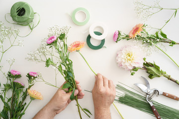 Obraz premium Man arranging flowers to make a bouquet