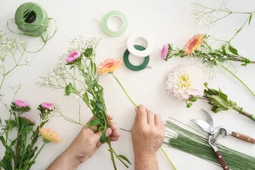 Photo sur Plexiglas Gerbera Man arranging flowers to make a bouquet