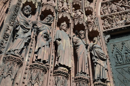 Sandsteinfiguren am Strassburger M&uuml;nster im Elsass