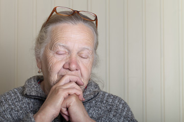 Portrait of elderly woman in glasses