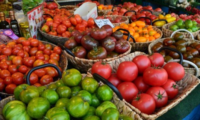 bunte Tomaten auf dem Wochenmarkt in Bielefeld, Sigfriedplatz