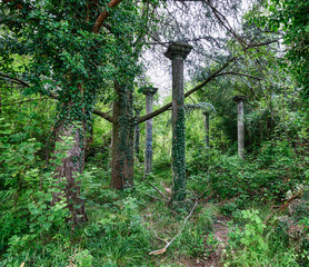 Verlassener Vergnügungspark im Wald