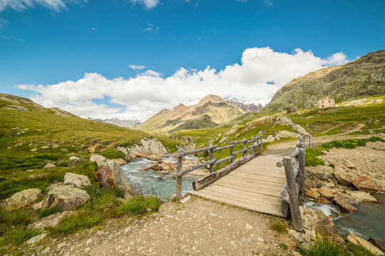 ruscello con ponte in legno