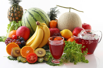 新鮮な果物とジュース