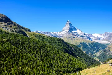 Fototapete Matterhorn Matterhorn - kleines Dorf mit Häusern in der wunderschönen Landschaft von Zermatt, Schweiz