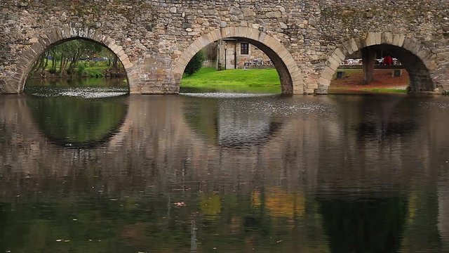 Arcos de Puente de Piedra en el Rio. Molinaseca. El Bierzo, Provincia de Leon. Espa&ntilde;a