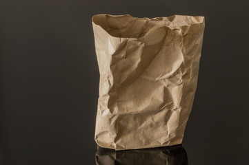 Obraz premium Brown Paper Bag Isolated on Black Background