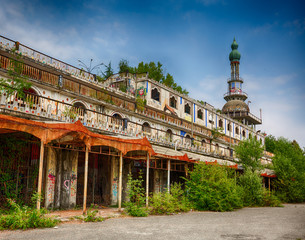 Verlassener Vergnügungspark im Wald