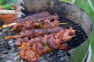 Fleischspieße auf Grillrost
