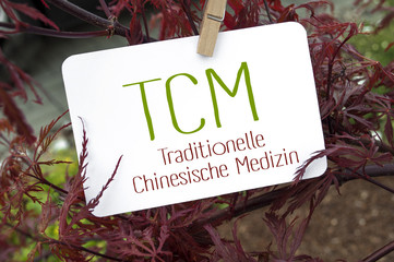 Roter japanischer Ahorn mit TCM Traditionelle chinesische Medizin