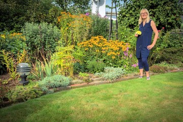Fototapeta premium Frau im September im Garten