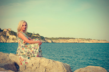 одинокая девушка у моря